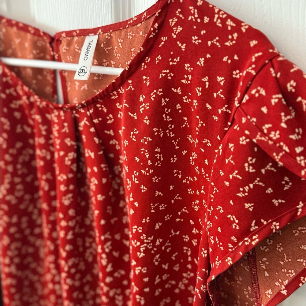 Chic Red Patterned Blouse - Picture 2 of 3